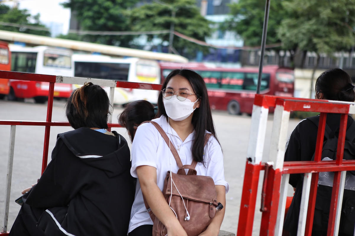 Chị Nguyễn Thúy Hằng bắt xe về Nam Định chia sẻ: “Năm nay được nghỉ 4 ngày nên tôi quyết định về quê sớm hơn kỳ nghỉ đế tránh tình trạng đông đúc, chen lấn nhau tại bến xe”.