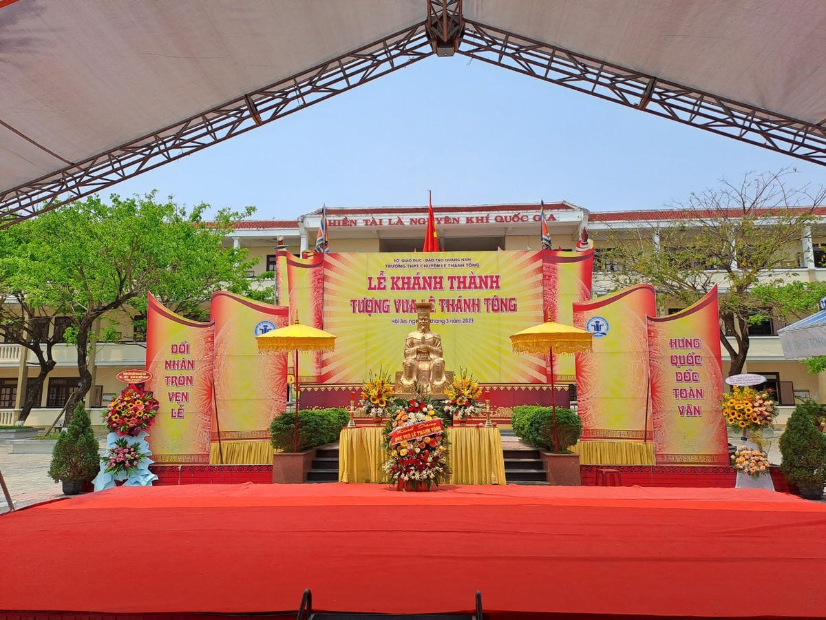 Tượng vua Lê Thánh Tông được đặt trang nghiêm ở khuôn viên nhà trường.