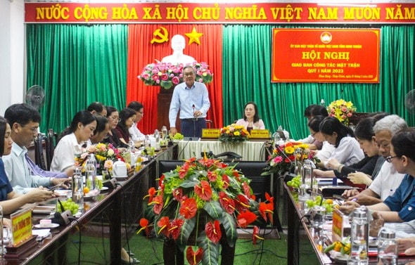 Ông Lê Văn Bình, Chủ tịch Ủy ban MTTQ Việt Nam tỉnh Ninh Thuận phát biểu tại hội nghị.
