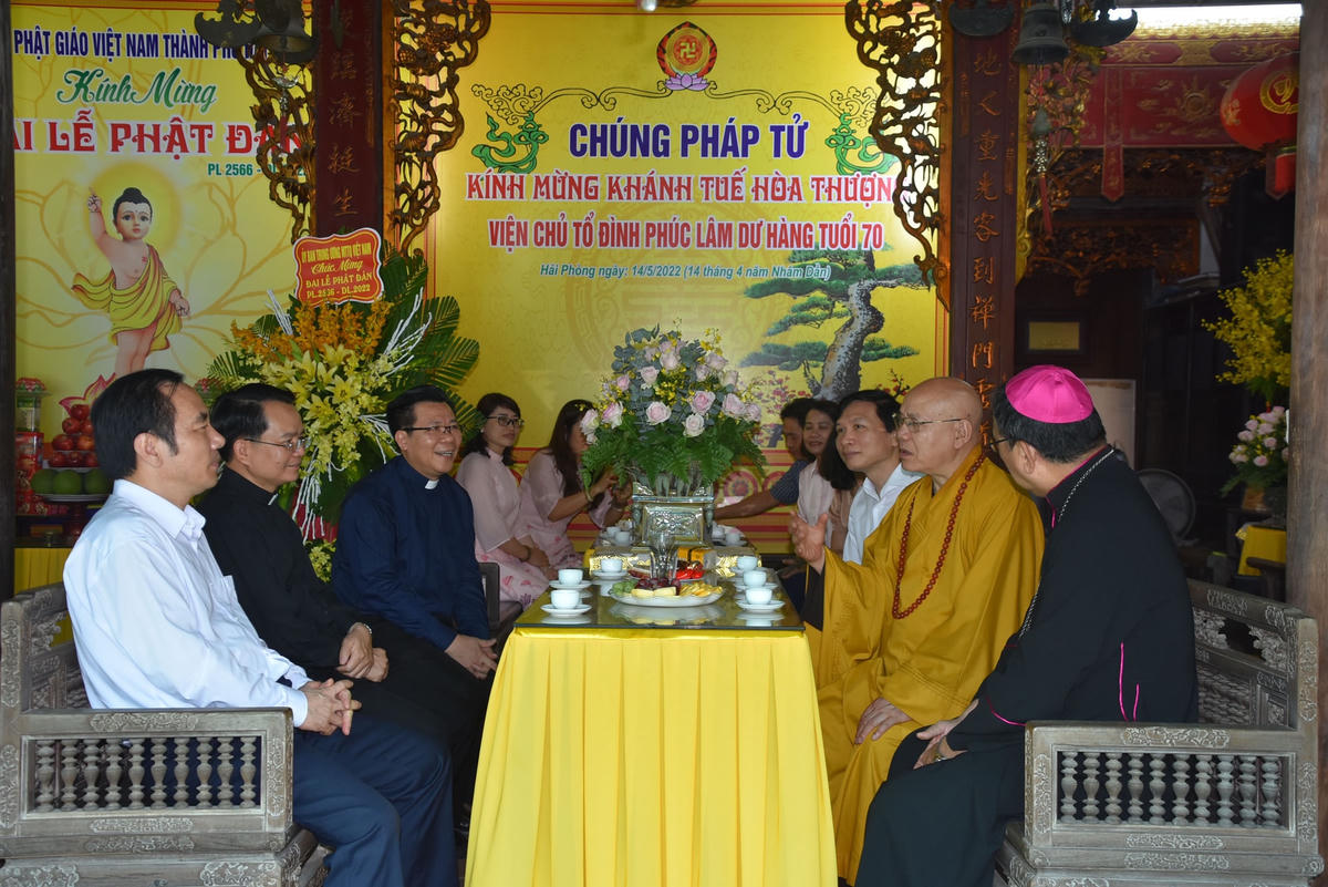 Phó Chủ tịch Ngô Sách Thực vấn an, trò chuyện cùng Hòa thượng Thích Quảng Tùng.