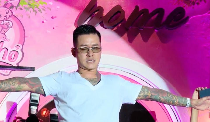Tuấn Hưng đem đến những giây phút cảm xúc tại show ''Góc ban công''. Ảnh: VTC.