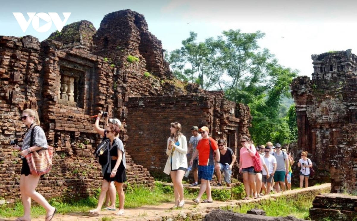 Du khách tham quan khu đền tháp Mỹ Sơn. Nguồn: VOV.