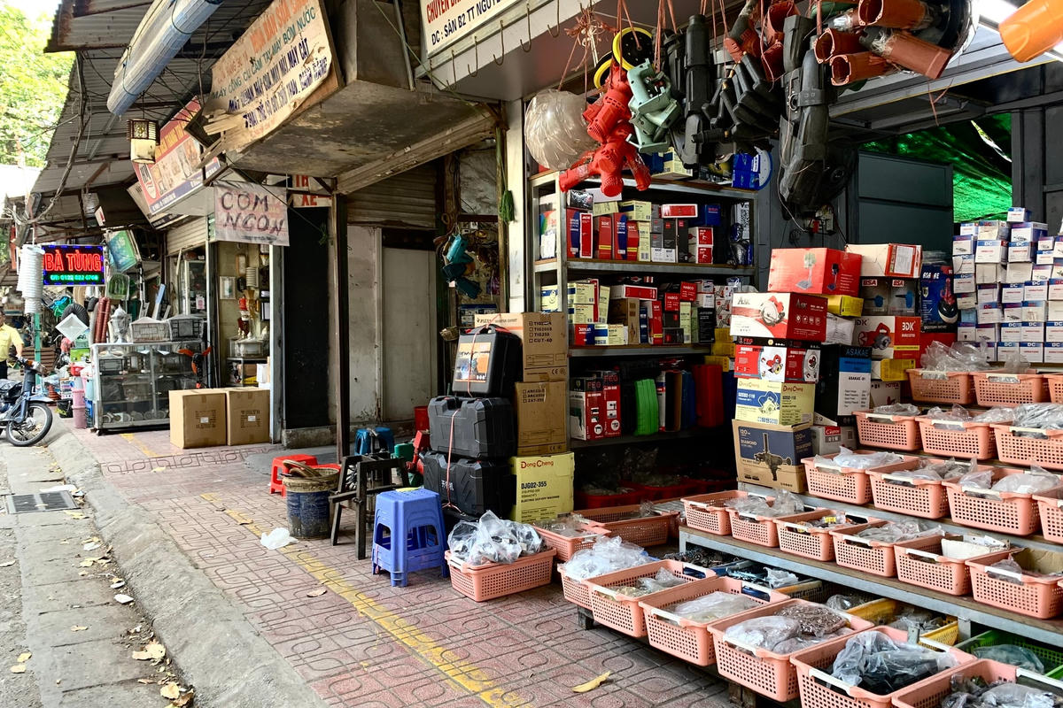 Đa số hàng quán đều lấn tràn ra ngoài vỉa hè để bày bán mặt hàng như đồ điện, đồ dân dụng, ống nước,...