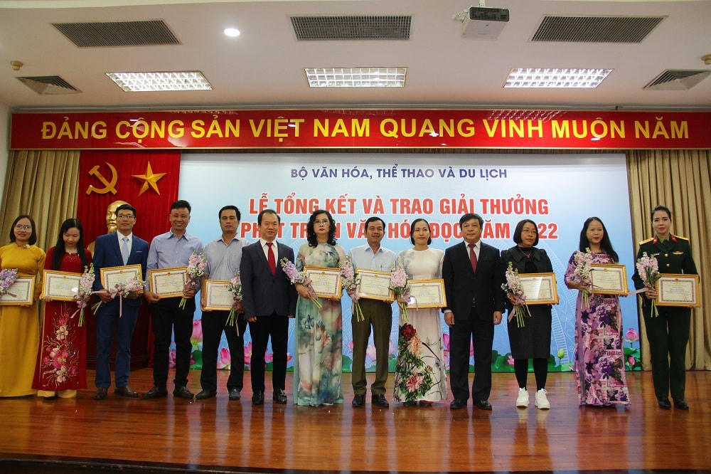 Lãnh đạo Bộ VHTTDL trao giải cho các tập thể, cá nhân.