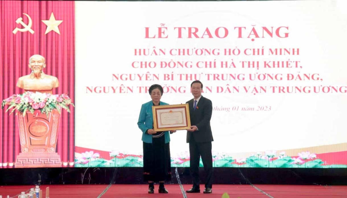 Thường trực Ban Bí thư Võ Văn Thưởng trao tặng Huân chương Hồ Chí Minh cho bà Hà Thị Khiết, nguyên Bí thư Trung ương Đảng, nguyên Trưởng ban Dân vận Trung ương.