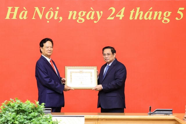 Thủ tướng Phạm Minh Chính trao Huy hiệu 55 năm tuổi Đảng cho nguyên Thủ tướng Nguyễn Tấn Dũng. Ảnh: VGP