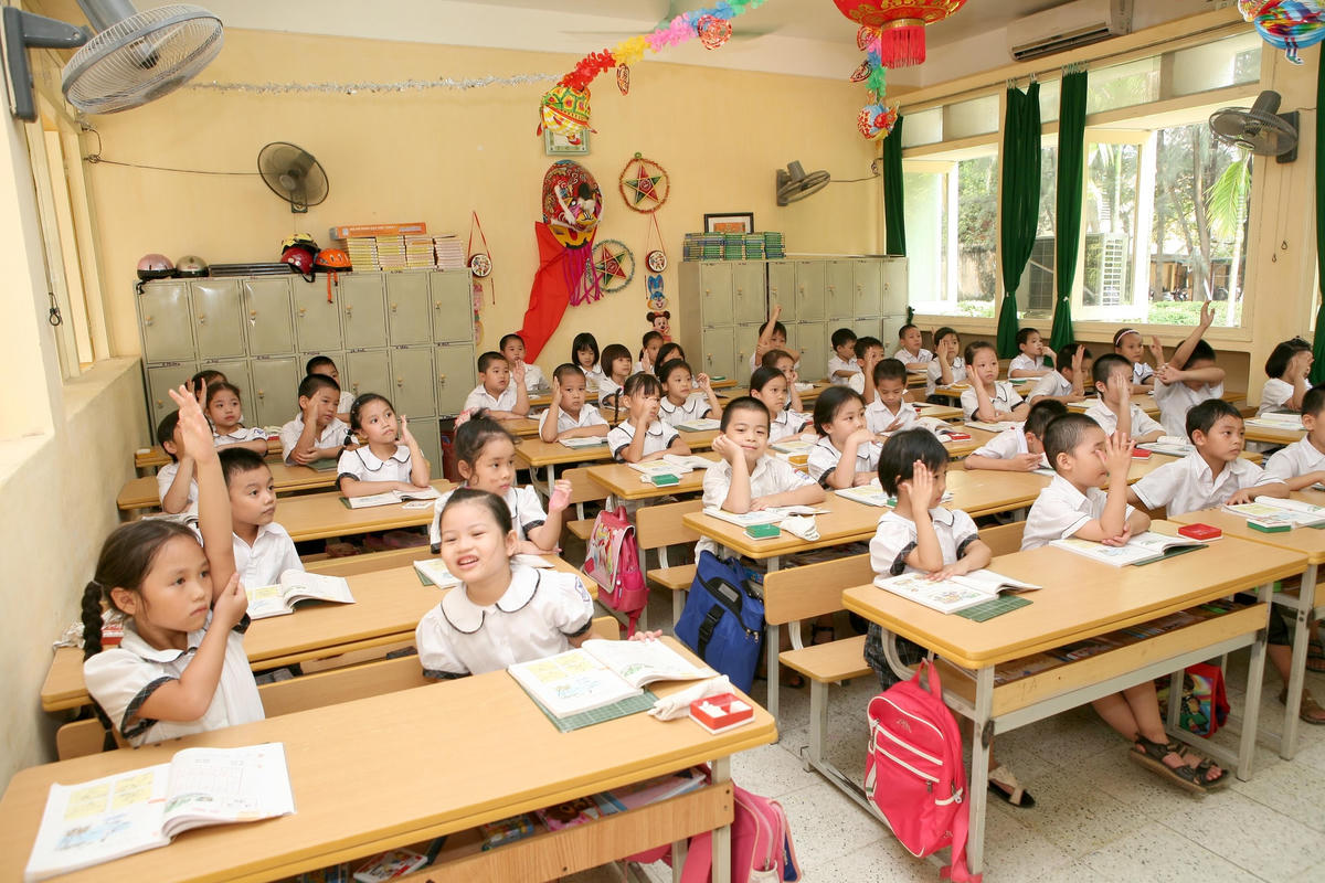 Bao giờ giá sách giáo khoa được bình ổn? Ảnh: Quang Vinh.