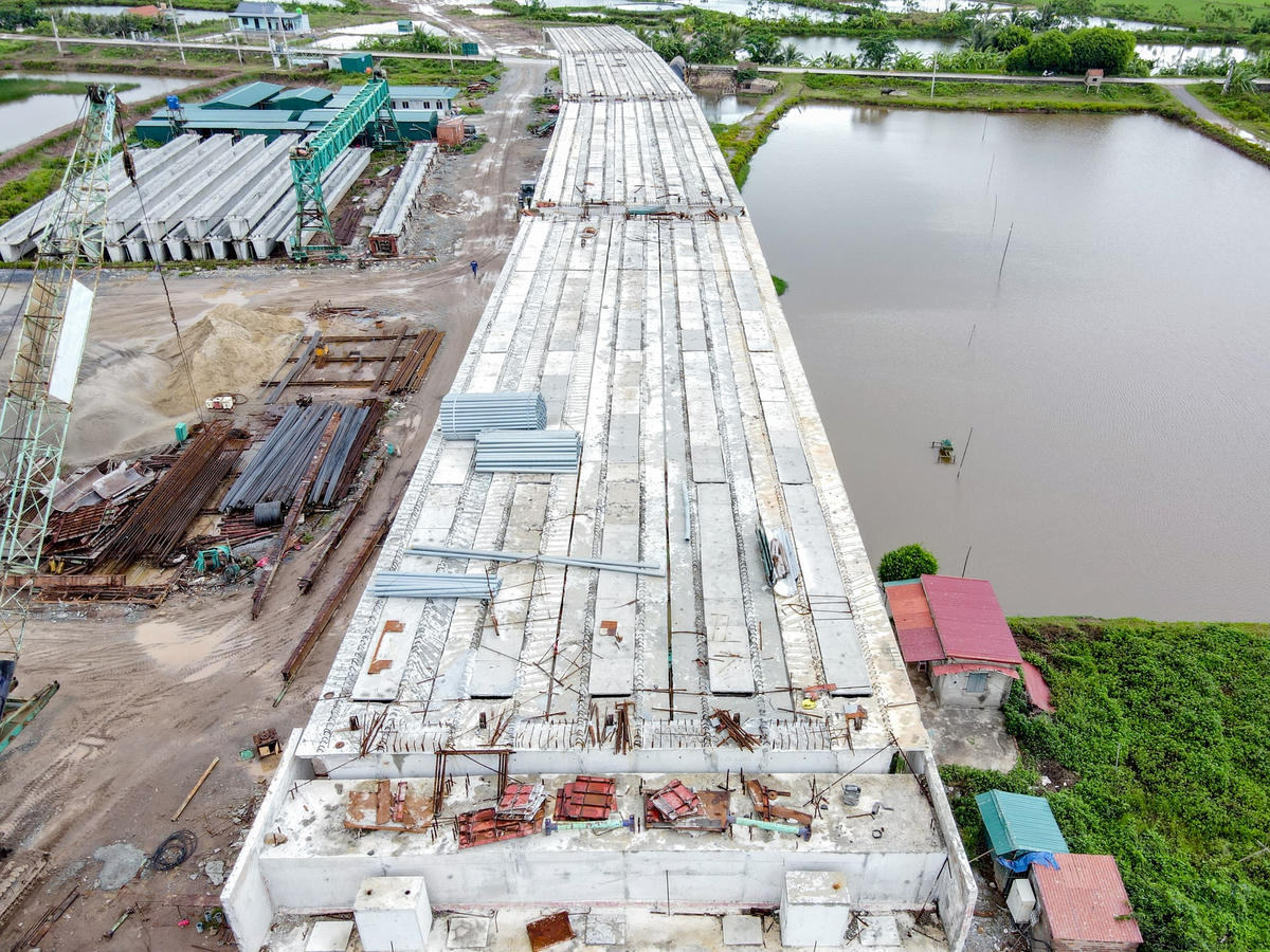  Từ trên cao có thể thấy rõ, nhiều trụ cầu tại xã Cồn Thoi đã được xây dựng xong và đang được lắp đặt phần mặt cầu.