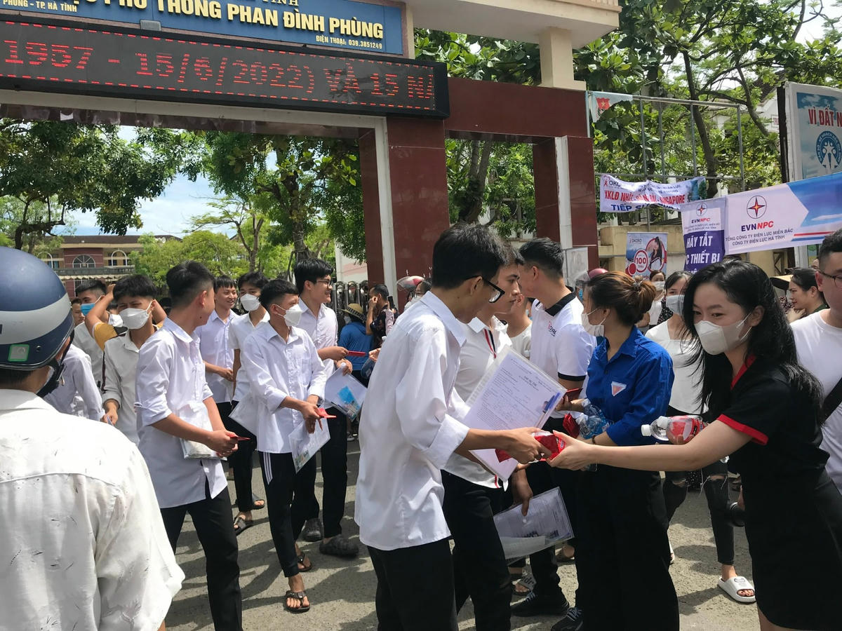 Thí sinh ra khỏi cổng được tình nguyện viên hỗ trợ nước uống.