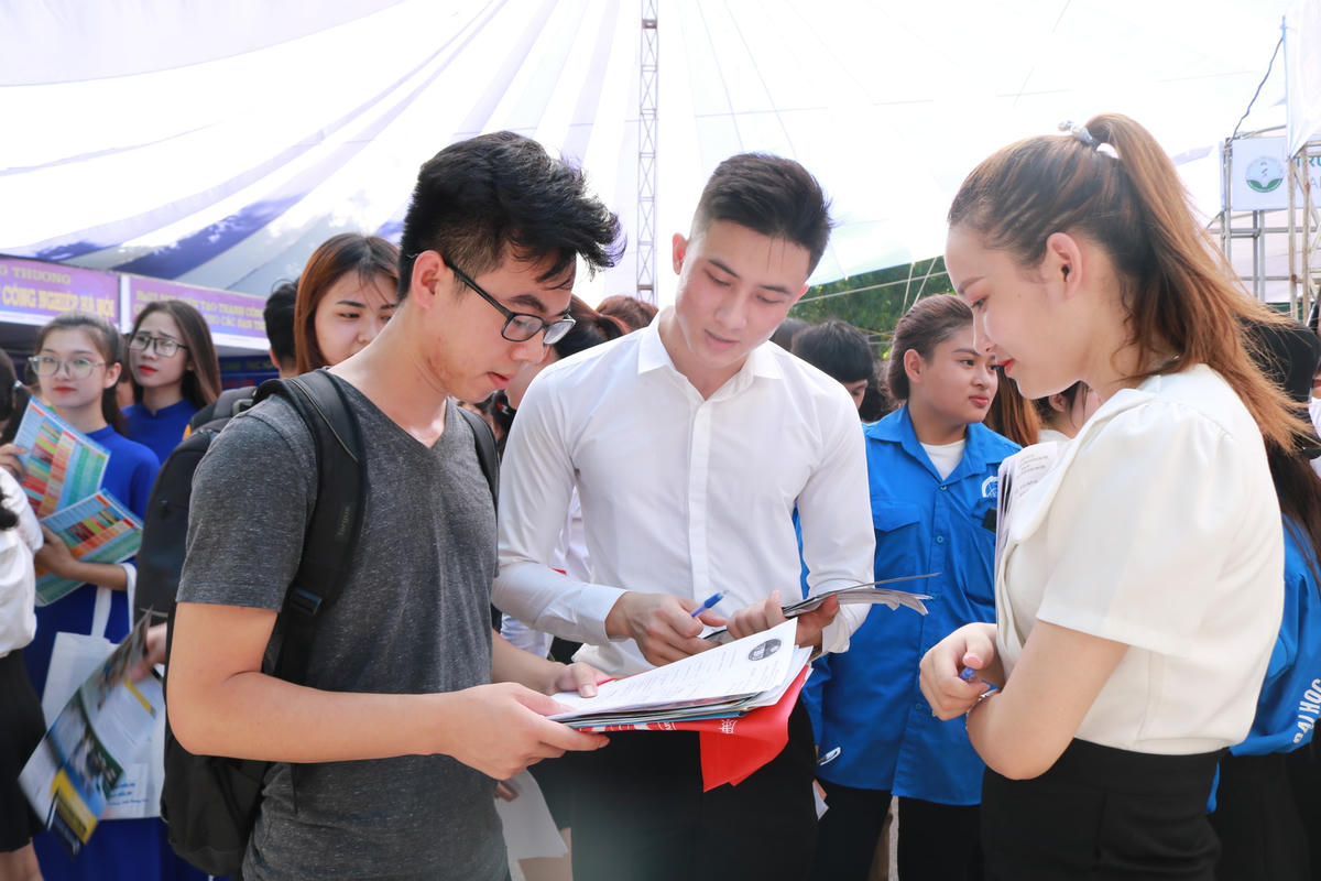 Thí sinh tìm hiểu thông tin tuyển sinh của các trường đại học.