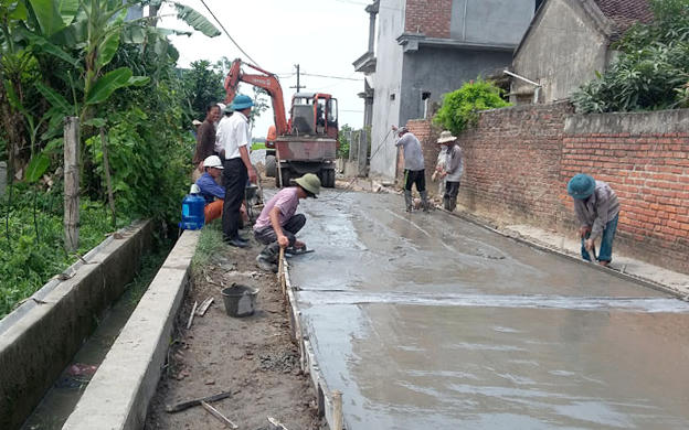 Người dân góp công làm đường giao thông nông thôn tại Hưng Yên.