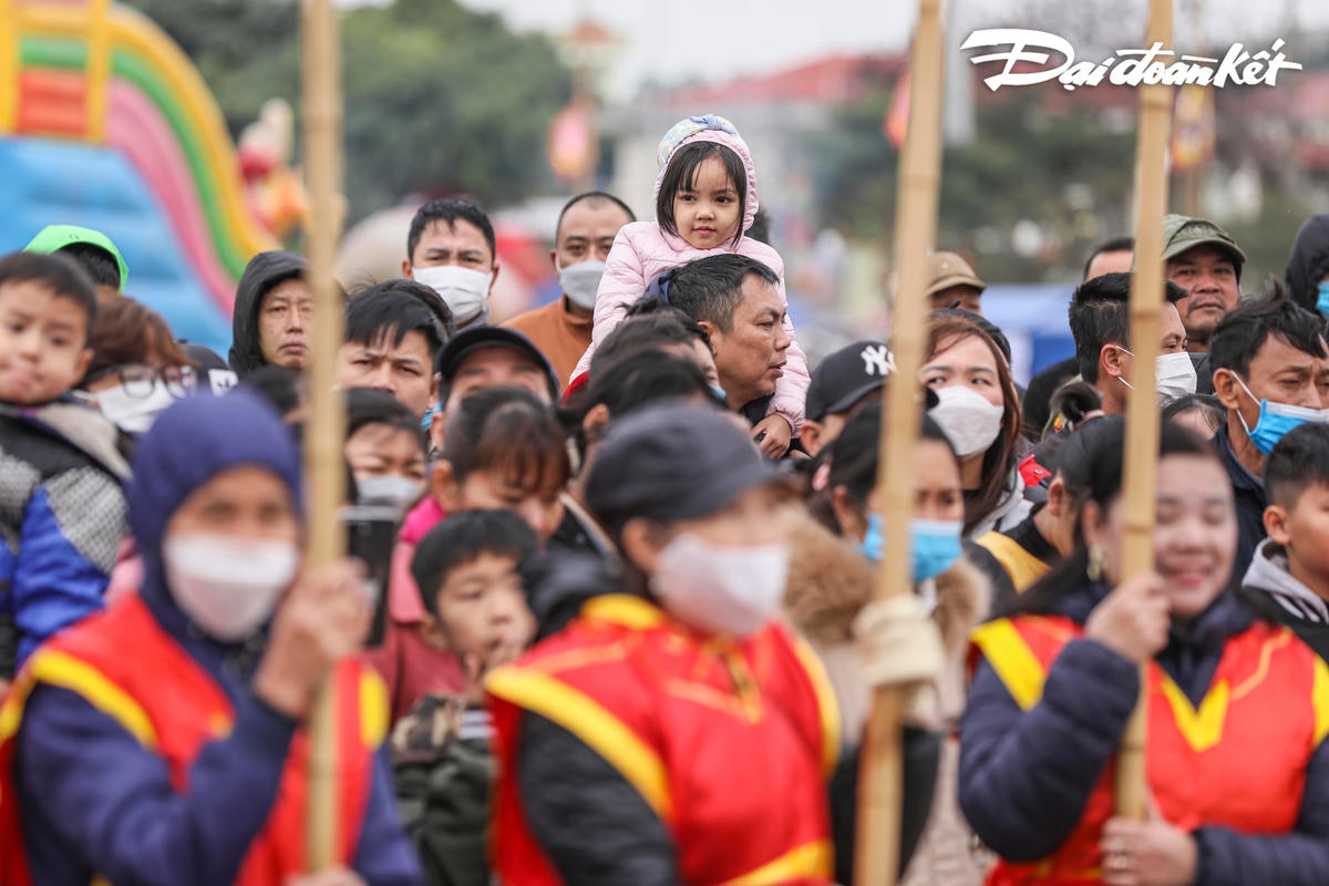 Nhân dân và du khách thích thú với những nghi lễ của lễ hội.