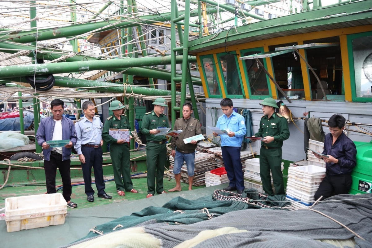 Lực lượng biên phòng Hà Tĩnh tuyên truyền, vận động ngư dân không đánh bắt thủy sản trái phép.
