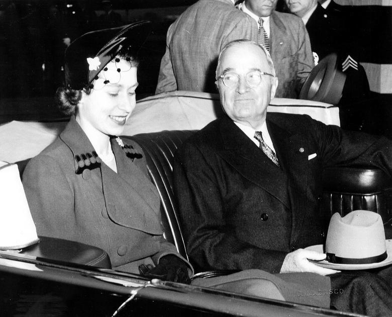 Trước khi trở thành nữ hoàng, Công chúa Elizabeth (trái) đã từng cùng Tổng thống Harry Truman ngồi trên chiếc xe limousine để đi đến Nhà Blair (nhà khách Tổng thống Mỹ) sau khi thăm Nhà ga Dịch vụ Vận tải Hàng không Quân sự ở Washington, Mỹ, ngày 31/10/1951.  