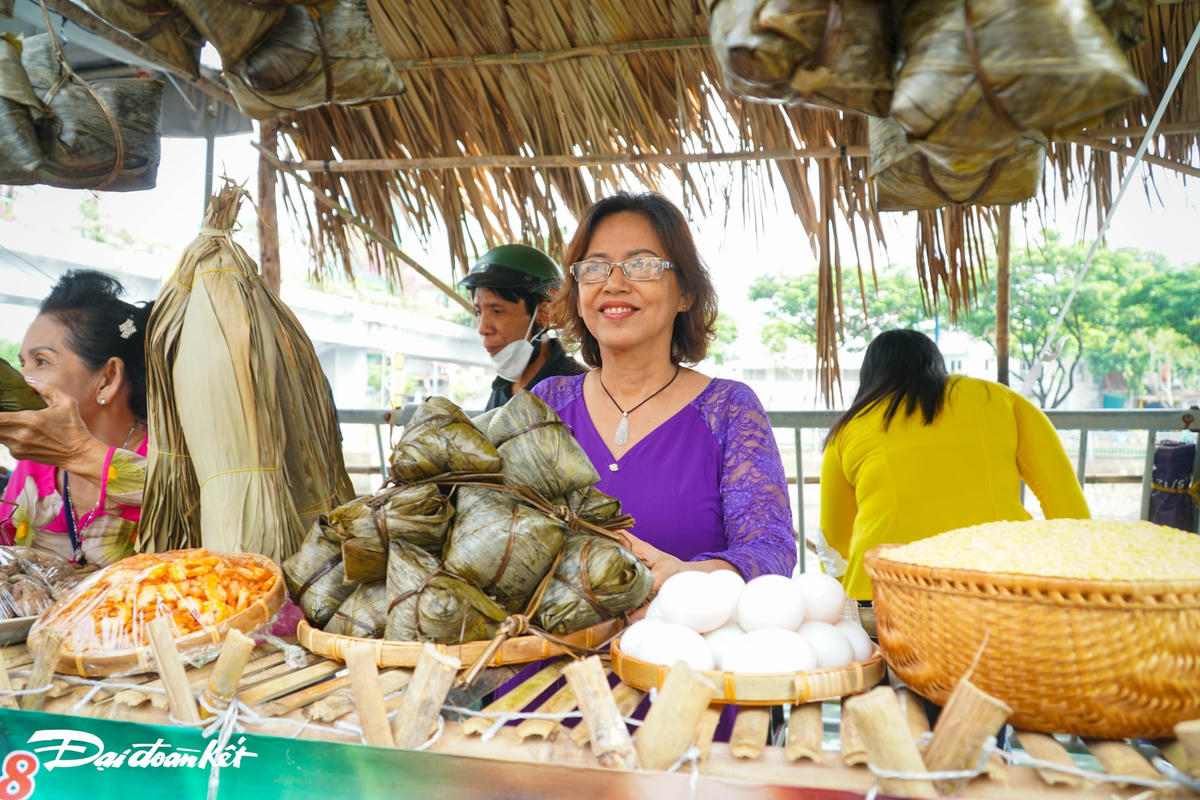 Rất nhiều loại bánh mang đậm chất miền Tây được bày bán tại lễ hội.