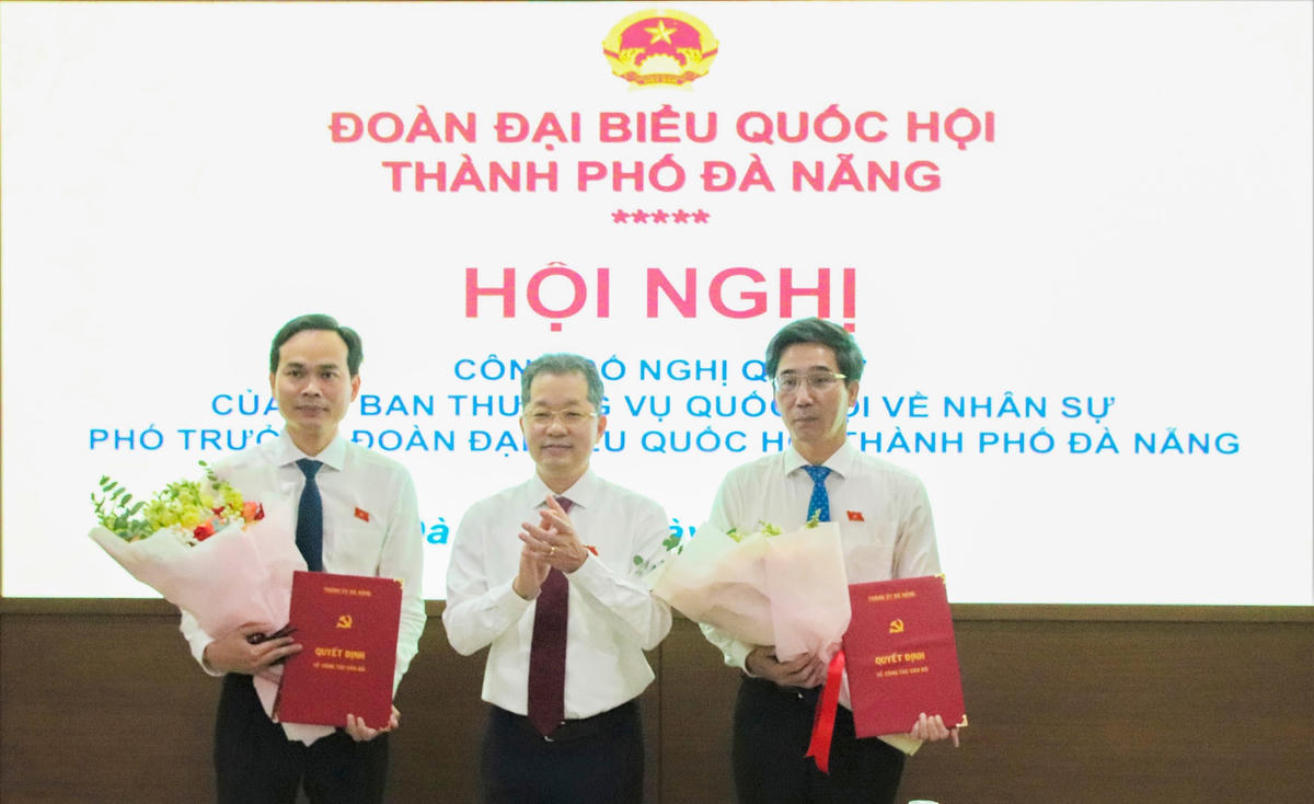 Tân Phó Trưởng Đoàn ĐBQH chuyên trách khóa XV, đơn vị TP Đà Nẵng Nguyễn Duy Minh (trái)