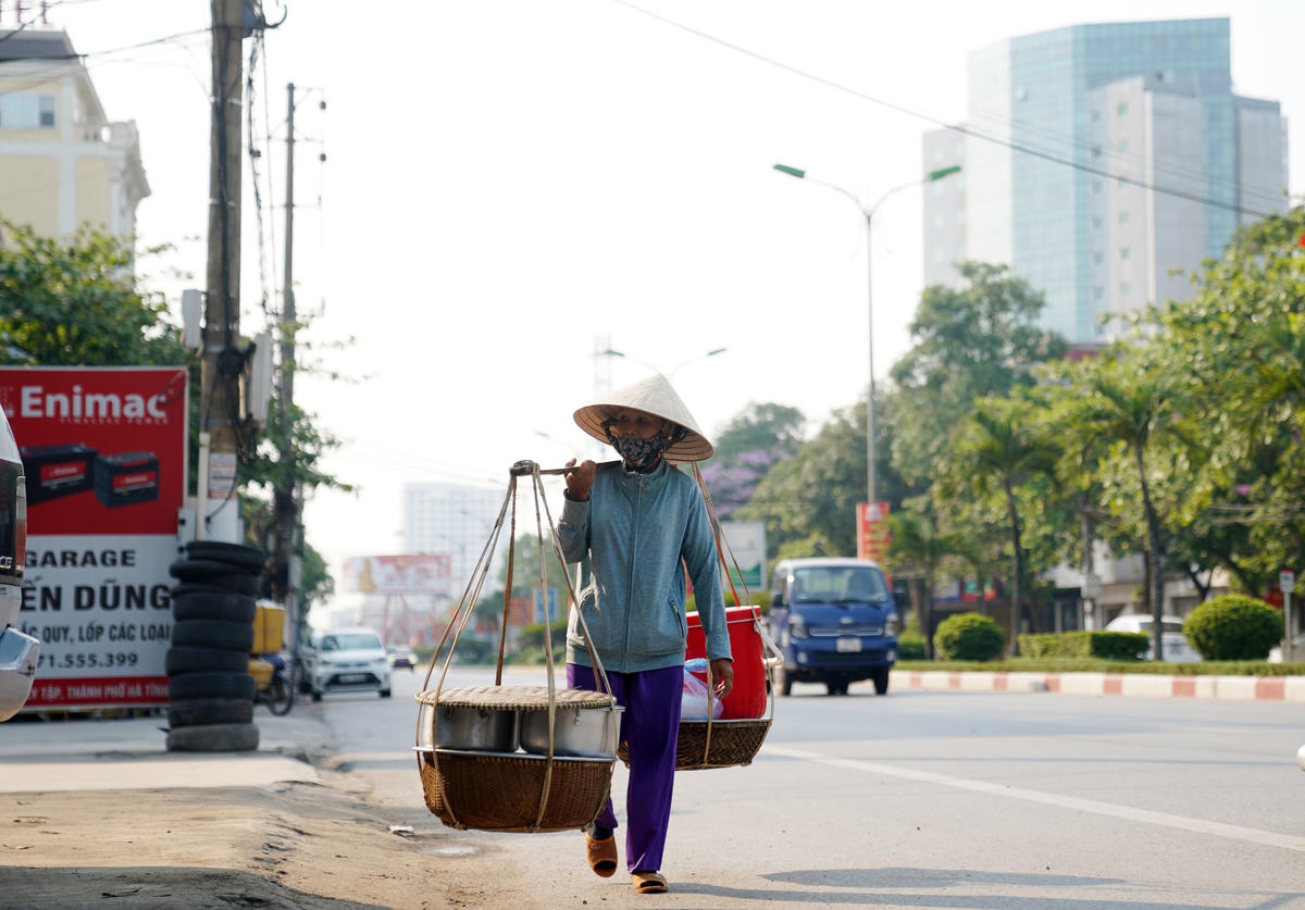 Từ sáng sớm người dân tại TP Hà Tĩnh đã cảm nhận được nắng nóng khi nhiệt độ ngày càng tăng cao. Người lao động chật vật, kiệt sức trong cái nóng 40 độ C để mưu sinh.