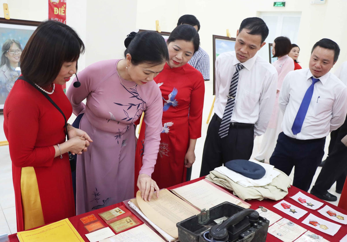 Phó Chủ tịch Trương Thị Ngọc Ánh tham quan Phòng trưng bày chuyên đề tại Trung tâm Bồi dưỡng cán bộ và Nghiên cứu khoa học UBTƯ MTTQ Việt Nam.