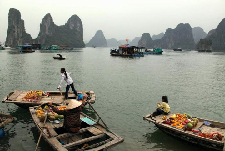 Vịnh Hạ Long trong ống kính nhiếp ảnh gia Nick Út.  