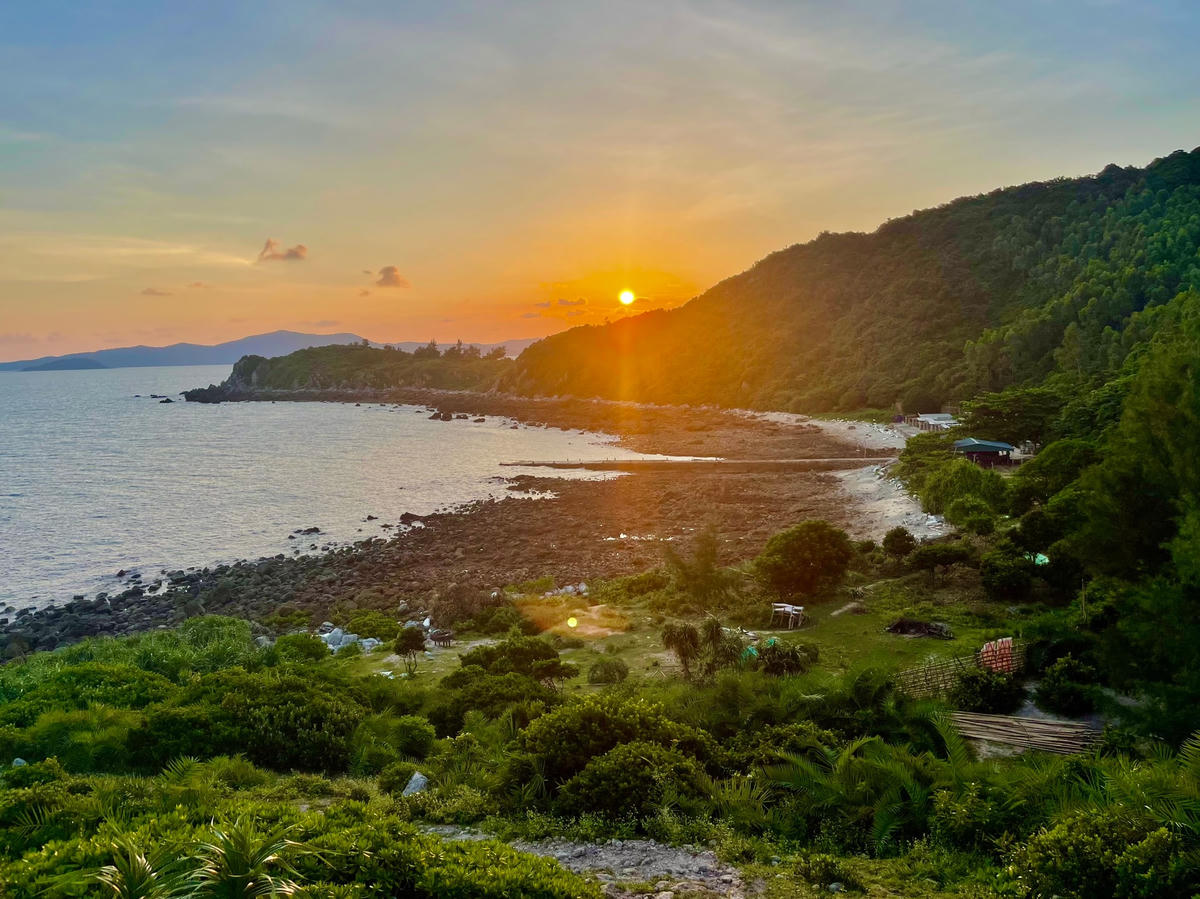 Hoàng hôn dần buông xuống…