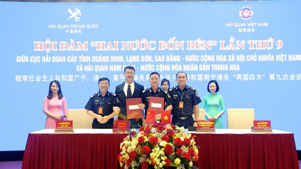 Lãnh đạo Cục Hải quan 3 tỉnh Quảng Ninh, Cao Bằng, Lạng Sơn (Việt Nam) ký và trao đổi biên bản thỏa thuận hợp tác với lãnh đạo Hải quan Nam Ninh (Trung Quốc). Ảnh: Hoàng Nga.