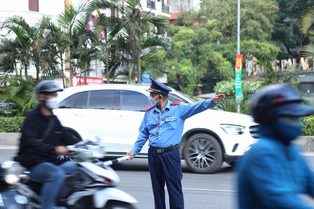 Lực lượngThanh tra giao thông phân luồng, hướng dẫn phương tiện lưu thông và sẵn sàng xử lý chủ phương tiện vi phạm theo đúng quy định.