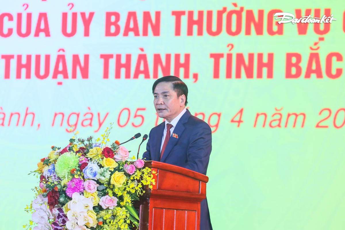 Tổng Thư ký, Chủ nhiệm Văn phòng Quốc hội Bùi Văn Cường công bố Nghị quyết của Ủy ban Thường vụ Quốc hội thành lập thị xã Thuận Thành.