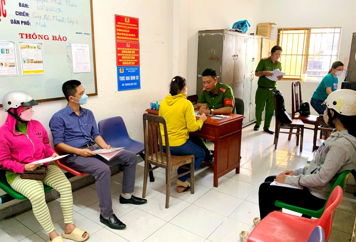 Công an phường hướng dẫn phương thức đăng ký lưu trú trên hệ thống dịch vụ công trực tuyến.