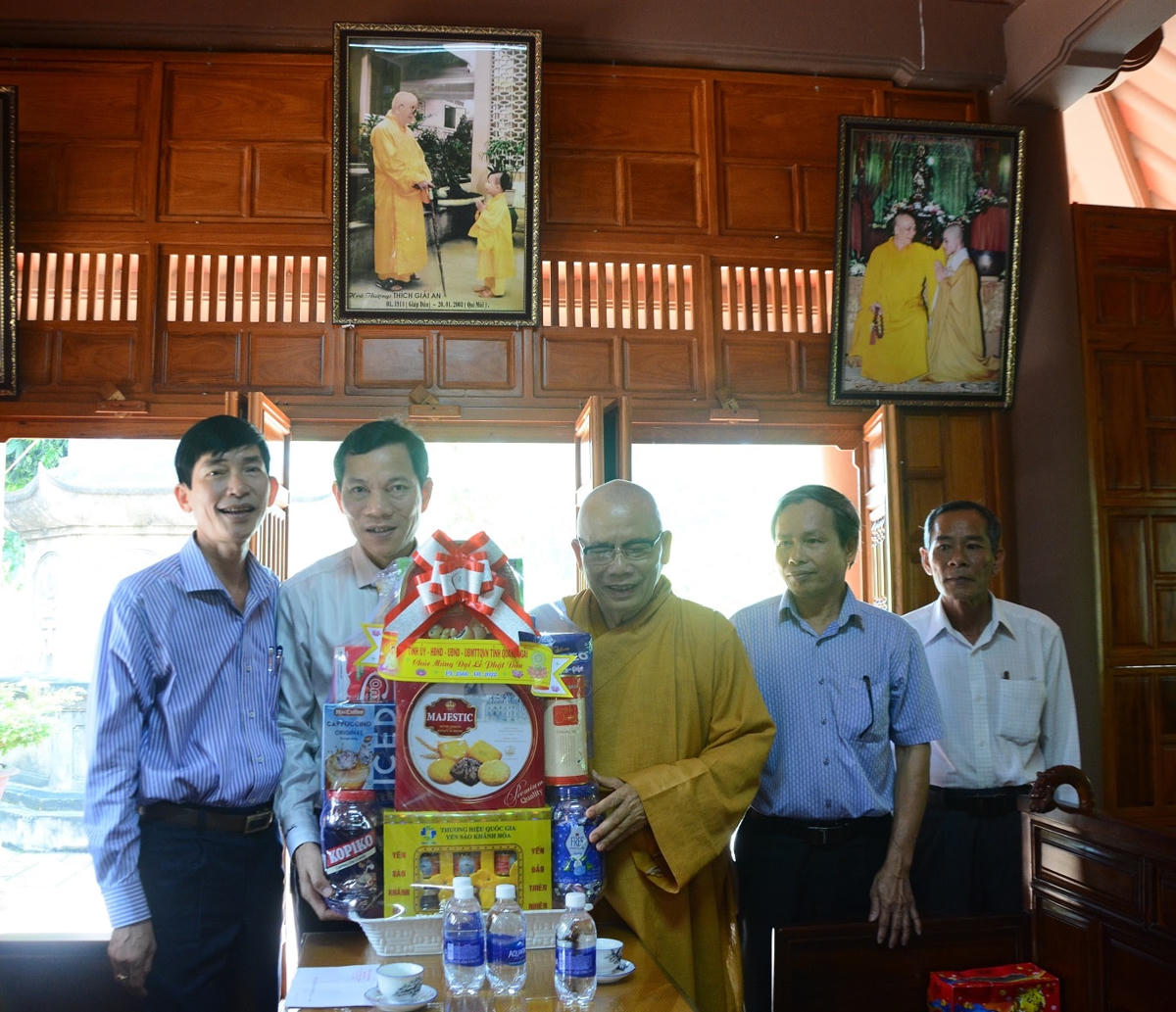 Thăm, chúc mừng Hòa thượng Thích Hạnh Lạc, nguyên Trưởng ban Trị sự GHPG Việt Nam tỉnh.