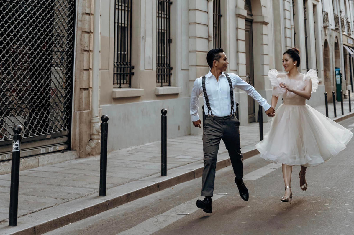 Bộ ảnh cưới đầy "chất thơ" của Khánh Thi và Phan Hiển được thực hiện ở Pháp. Đây cũng là nơi Khánh Thi từng học và bắt đầu xây dựng sự nghiệp dancesport. 