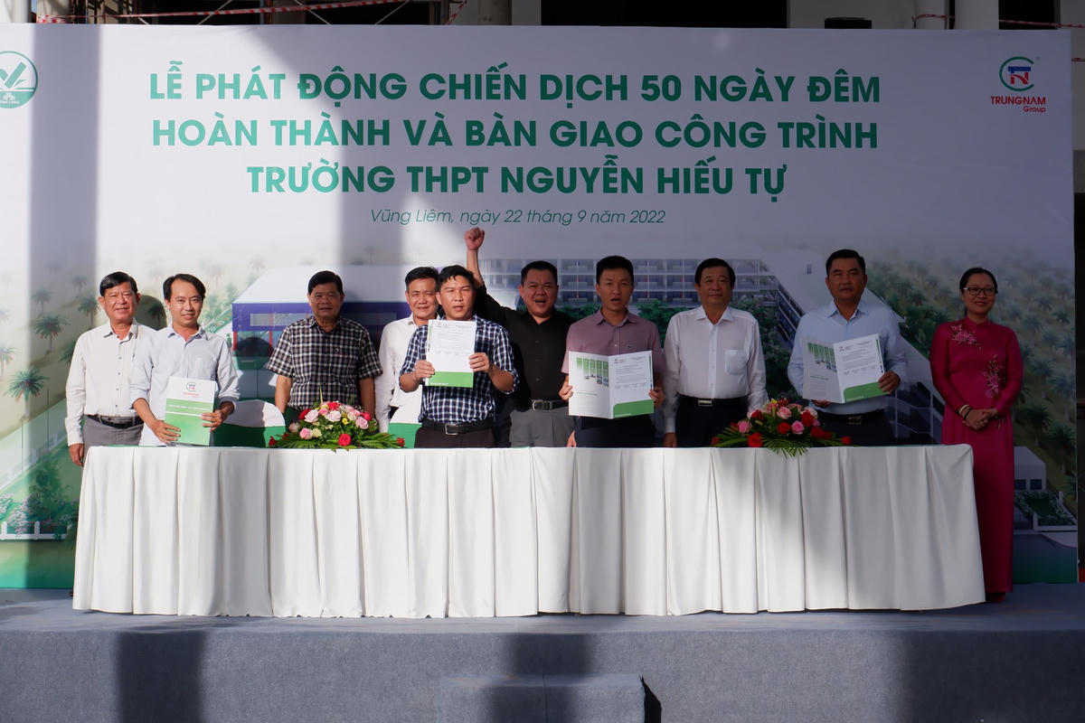 Lễ ký cam kết "Hoàn thành và bàn giao công trình trường THPT Nguyễn Hiếu Tự đưa vào sử dụng đúng tiến độ".