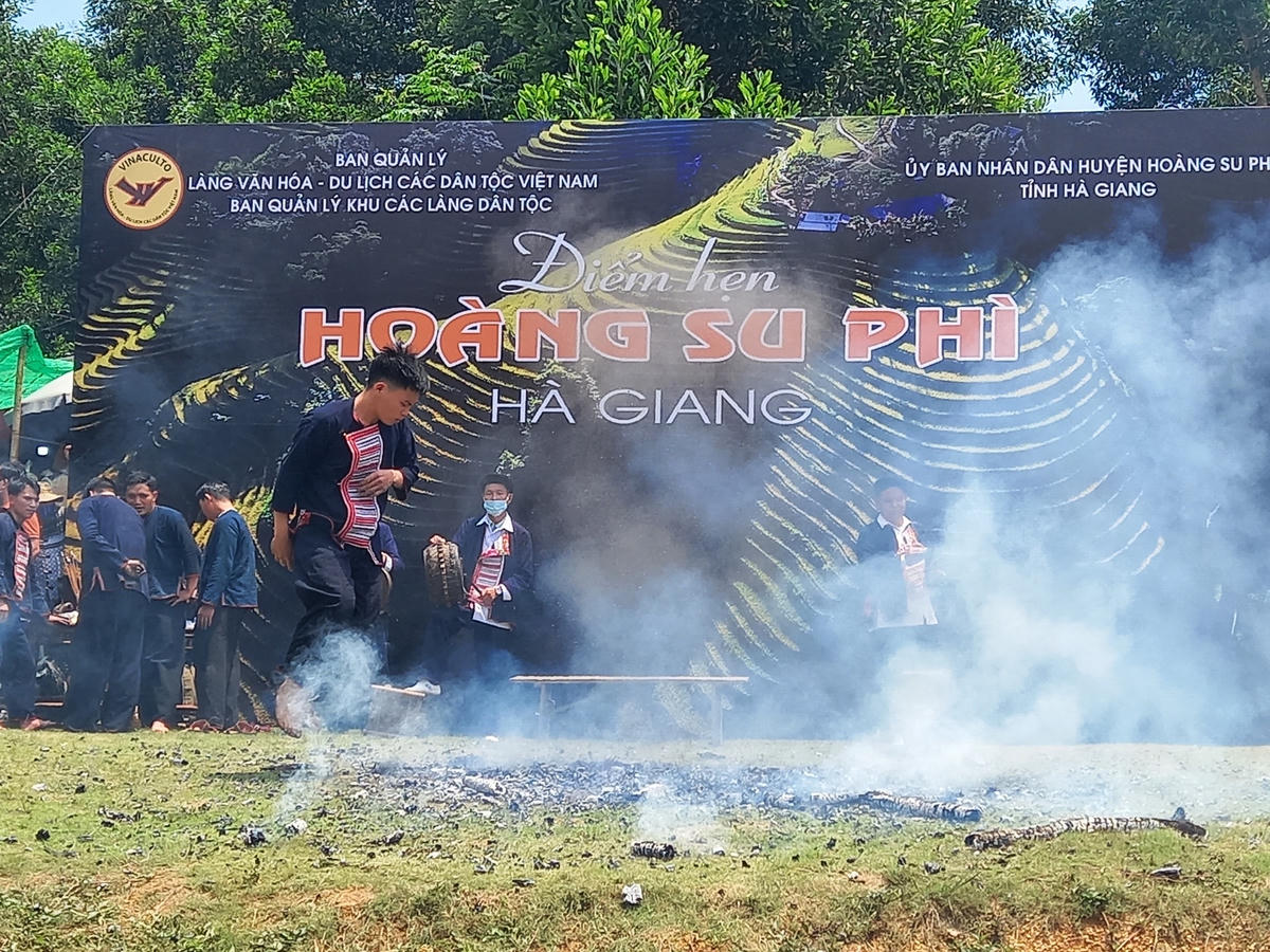 Lễ Nhảy lửa của đồng bào Dao Đỏ ở Hà Giang.