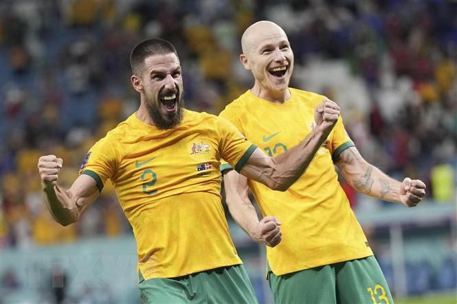 Các cầu thủ Australia mừng chiến thắng sau trận đấu. (Ảnh: THX/TTXVN).