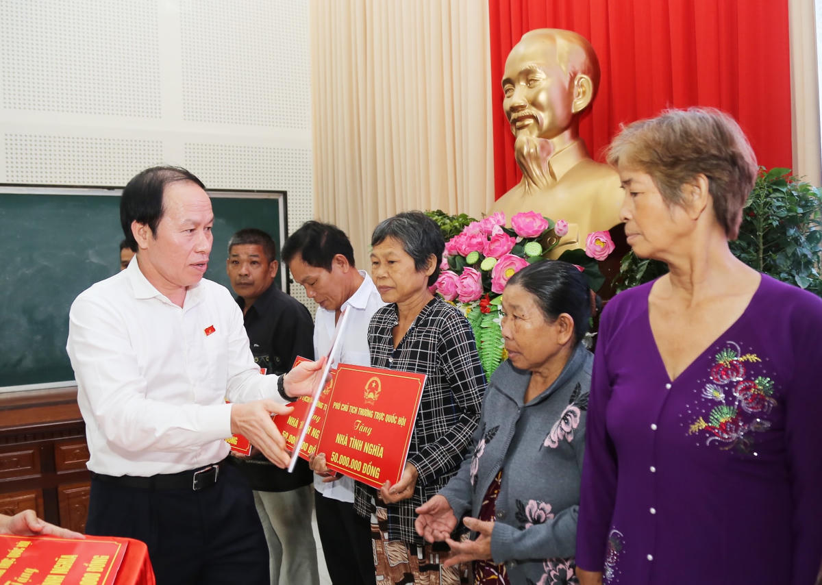 Phó Chủ tịch - Tổng Thư ký UBTƯ MTTQ Việt Nam Lê Tiến Châu trao nhà cho các hộ chính sách nghèo và cận nghèo.