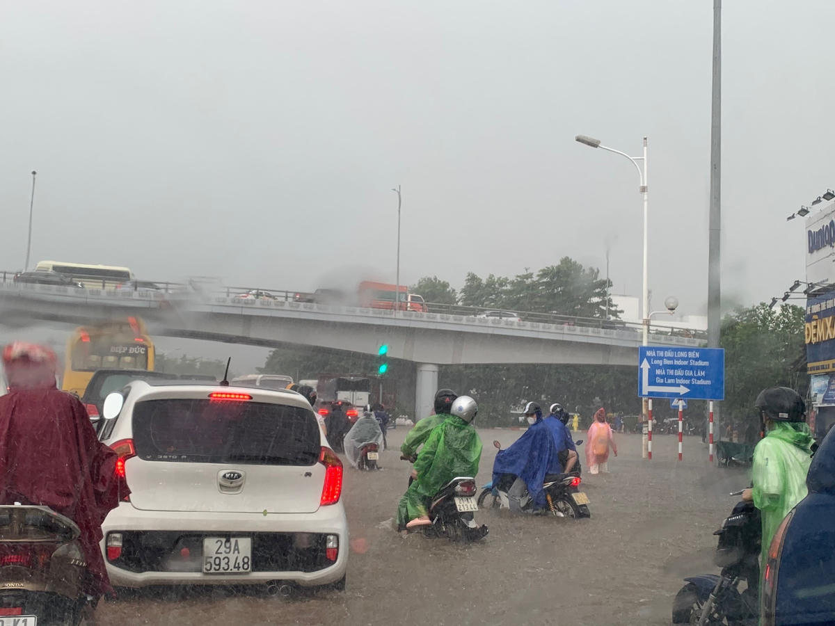 Hà Nội mưa lớn đường ngập thành sông, giao thông tê liệt