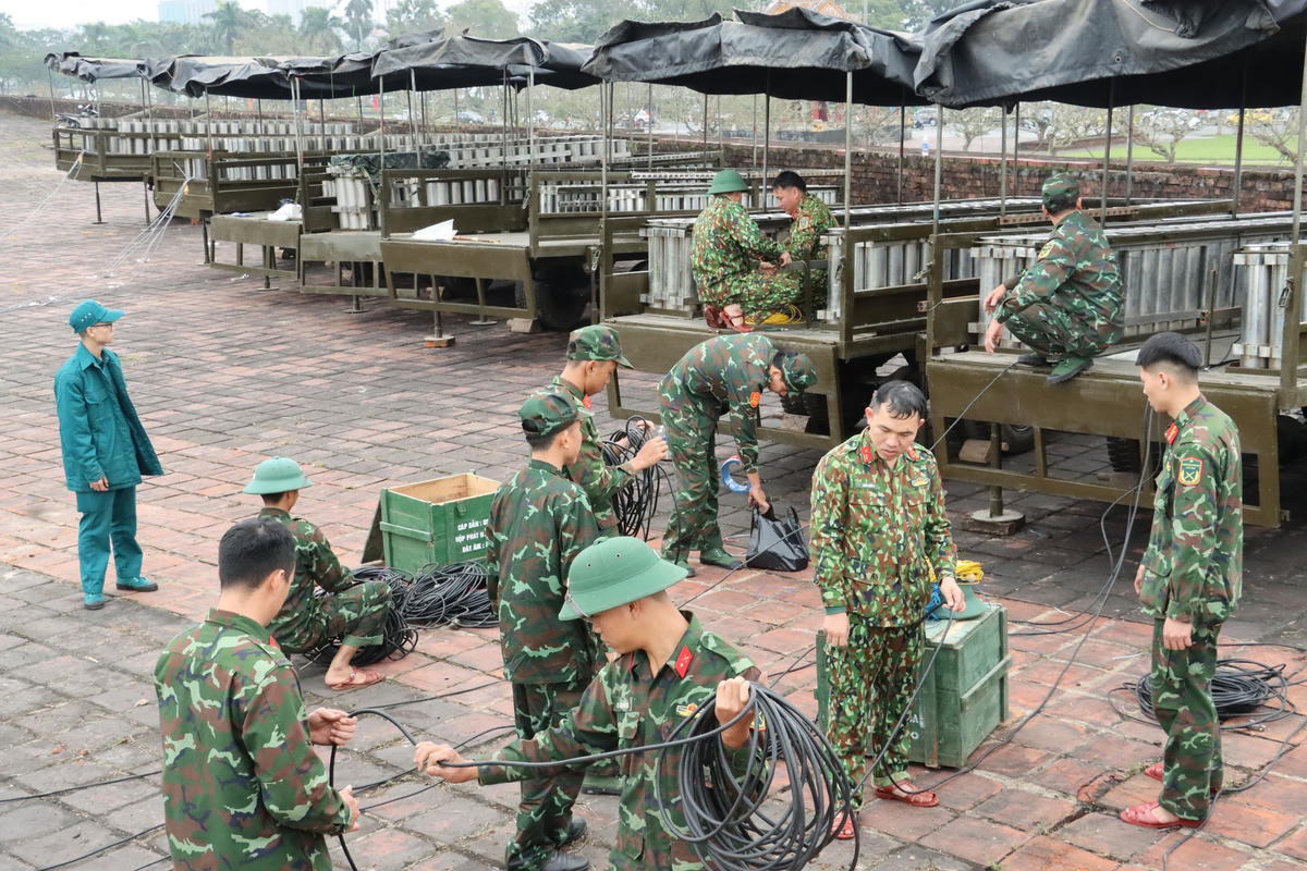 Cán bộ, chiến sĩ triển khai thiết bị điện và hệ thống súng pháo.