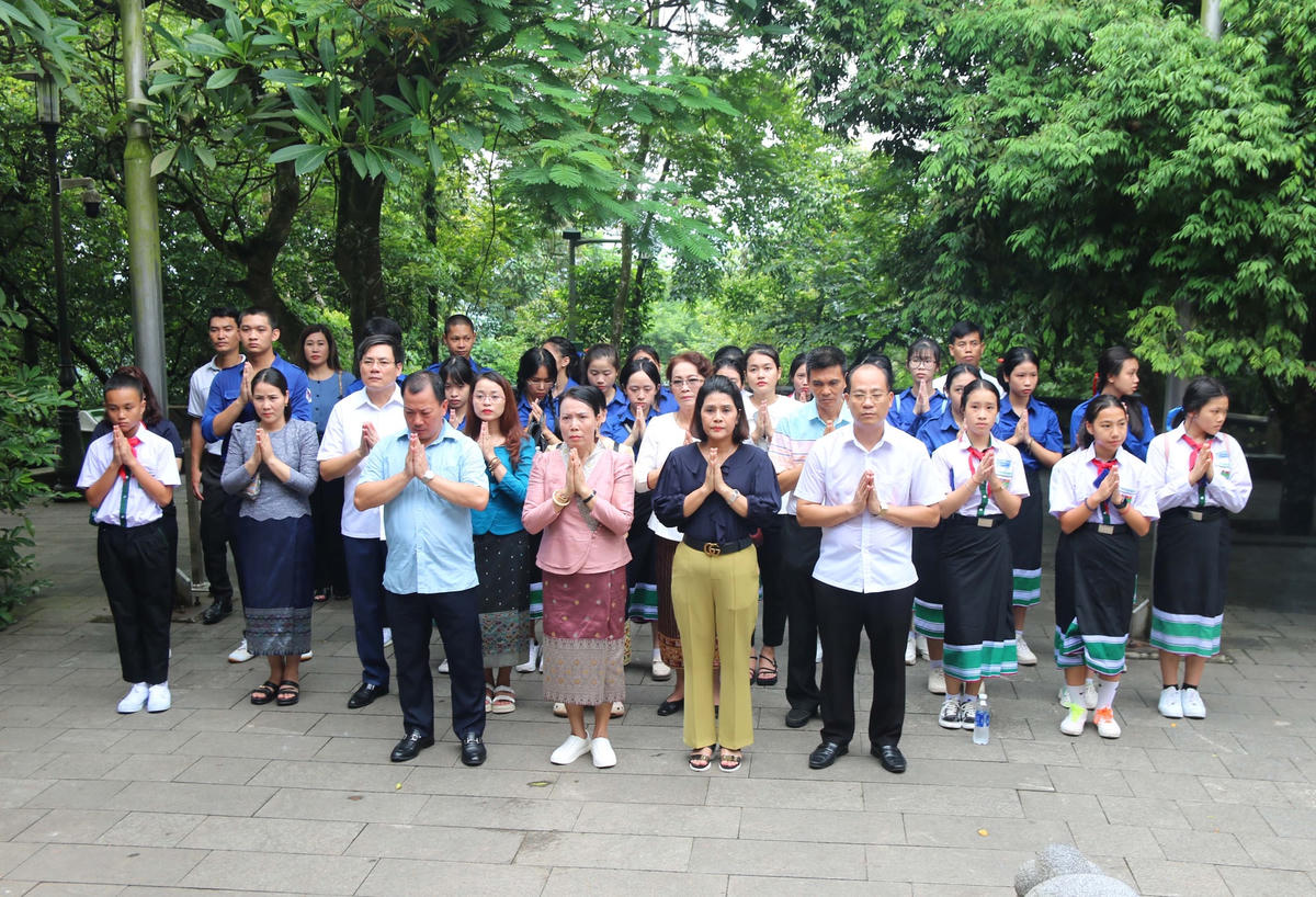 Trong không khí linh thiêng và trang nghiêm tại Khu di tích lịch sử Đền Hùng, tập thể giáo viên và học sinh Trường song ngữ Lào - Việt Nam Nguyễn Du bày tỏ quyết tâm tiếp tục đoàn kết, chủ động, sáng tạo trong công tác giảng dạy và học tập.