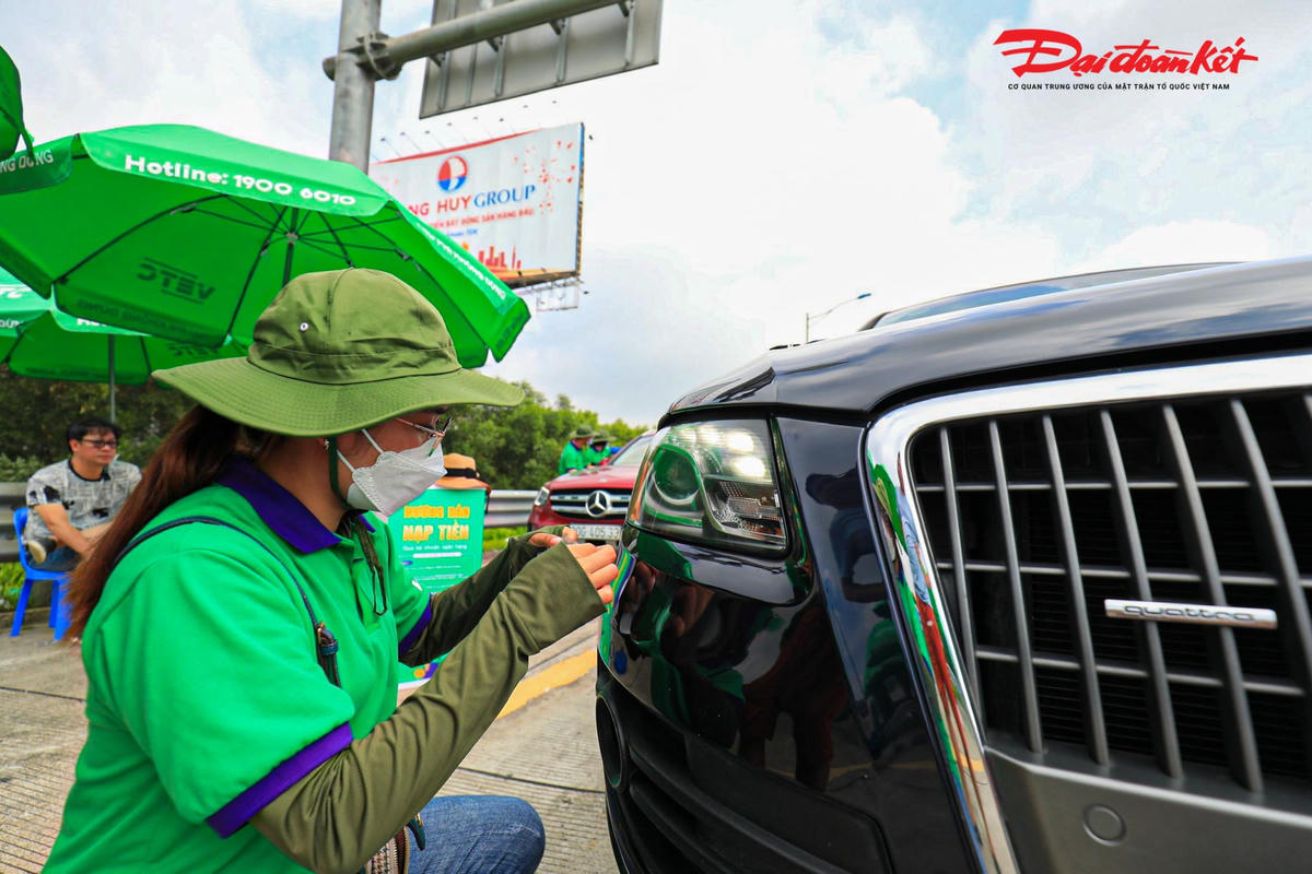 Anh Ngô Thế Linh, nhân viên dán thẻ ETC của nhà cung cấp dịch vụ VETC chia sẻ, ngay từ 6h sáng, anh đã có mặt để chuẩn bị cho ngày đầu tiên cao tốc Hà Nội - Hải Phòng chỉ thu phí không dừng ETC. 