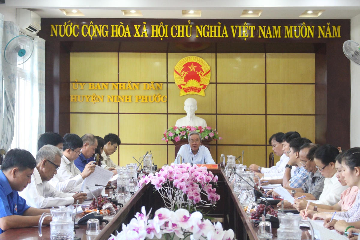 Ông Lê Văn Bình, Chủ tịch Ủy ban MTTQ Việt Nam tỉnh Ninh Thuận cùng đoàn công tác đã có buổi làm việc với UBND huyện Ninh Phước, xã Phước Hải.