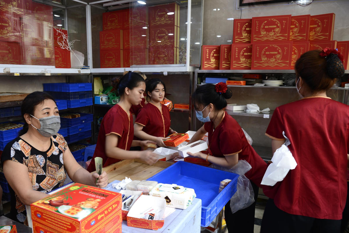 Nhân viên cửa hàng luôn trong tình trạng tất bật. Người đóng gói, người bán hàng, người thu tiền,...