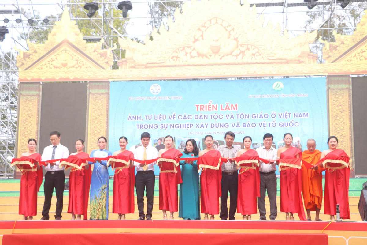 Các đại biểu cắt băng khai mạc triển lãm.