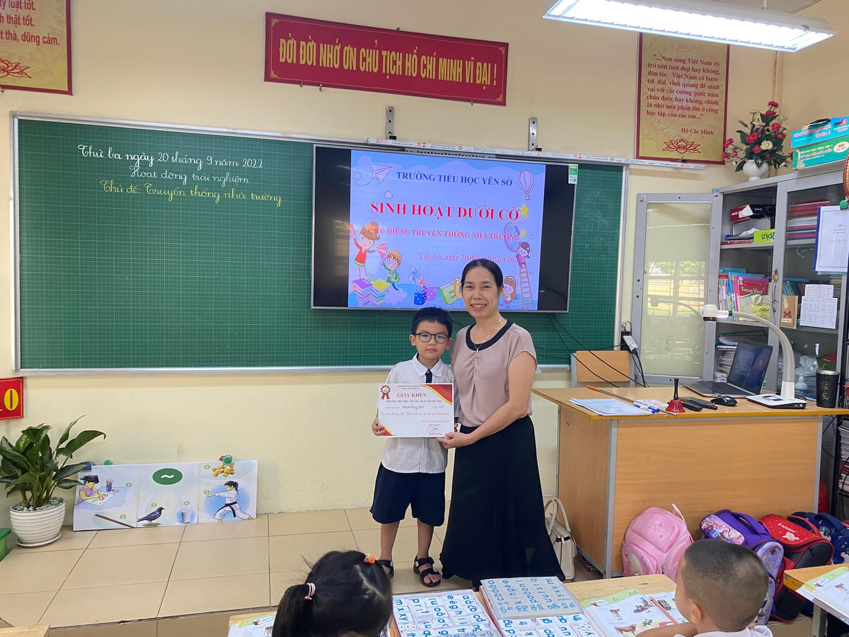 Cô Nguyễn Thị Hồng tặng món quà nhỏ động viên tinh thần học sinh làm việc tốt.