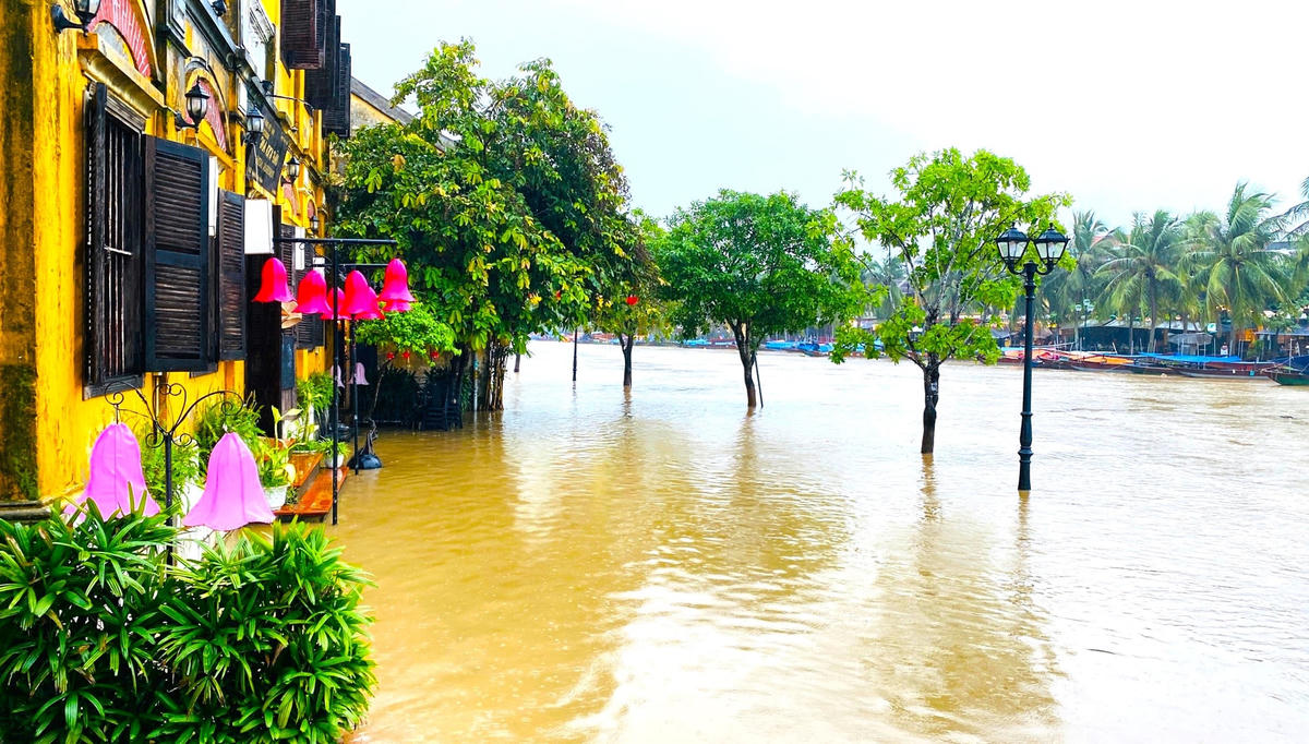Tuyến đường Bạch Đằng dọc bờ sông Hoài bị ngập nước.