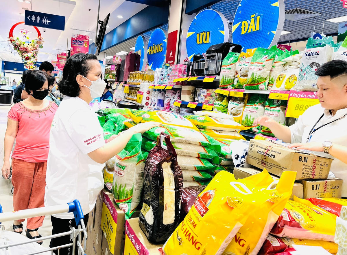 Hệ thống bán lẻ hiện đại giảm giá nhiều mặt hàng để tăng sức mua.