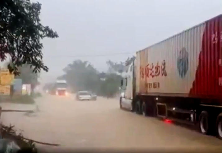 Mưa lớn gây ngập cục bộ, nhiều tuyến đường bị chia cắt.
