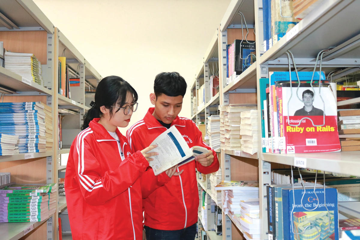 Sinh viên Đại học Bách khoa Hà Nội nghiên cứu tài liệu.  