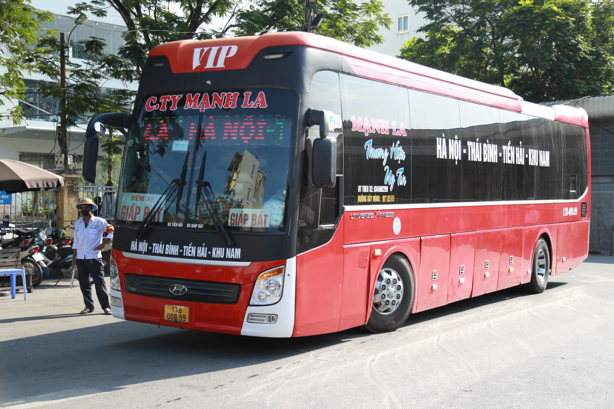 Cách chuyến xe đốc đúc khách liên tục vào phía trong bến xe Giáp Bát.