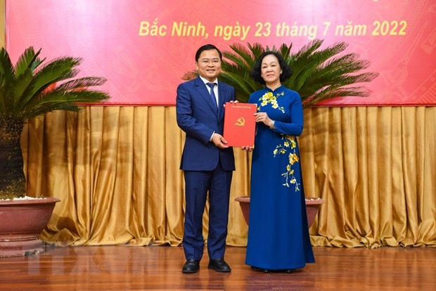 Ủy viên Bộ Chính trị, Bí thư Trung ương Đảng, Trưởng ban Tổ chức Trung ương Trương Thị Mai trao quyết định điều động cho tân Bí thư Tỉnh ủy Bắc Ninh Nguyễn Anh Tuấn. Ảnh: Thanh Thương/TTXVN.