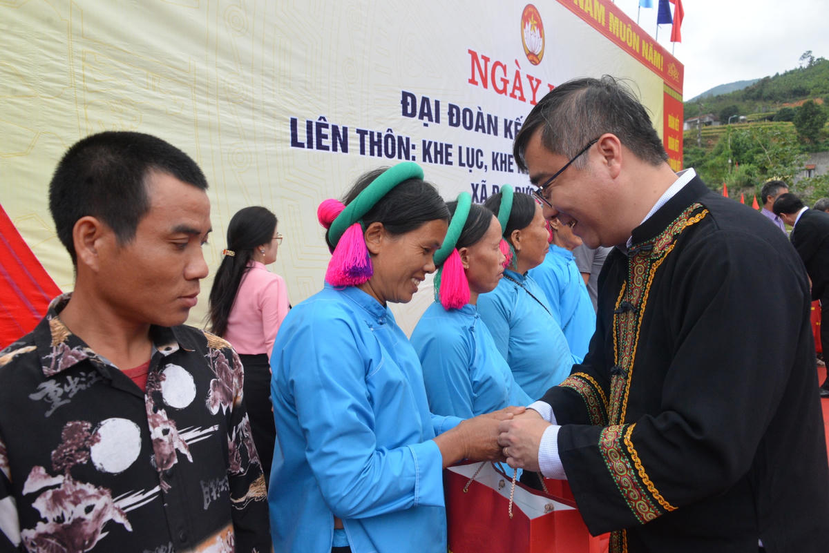 Bí thư Huyện ủy Tiên Yên Nguyễn Chí Thành cũng trao những món quà và tình cảm nồng ấm đến người dân Đại Dực.