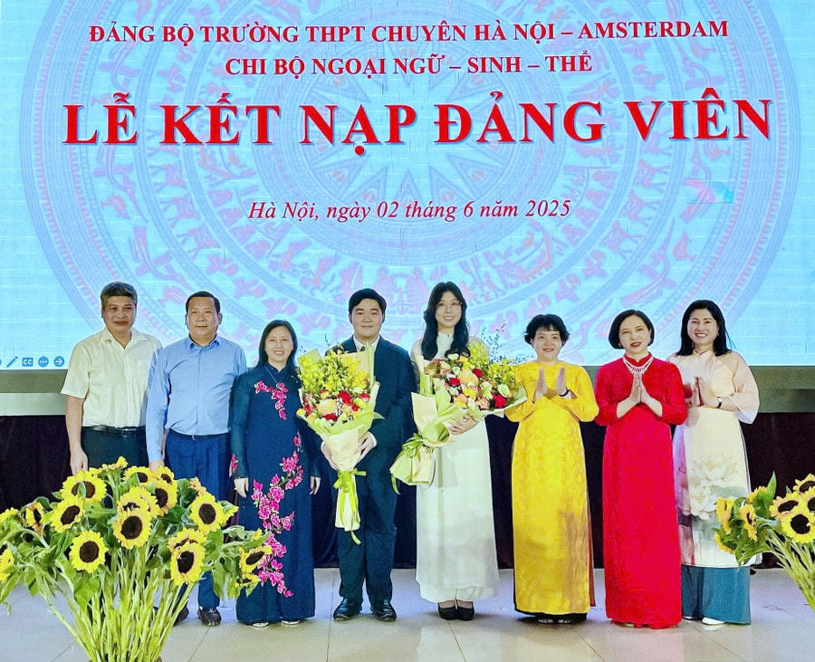 Lễ kết nạp đảng viên của Đảng bộ Trường THPT chuyên Hà Nội – Amsterdam tổ chức tháng 62025.